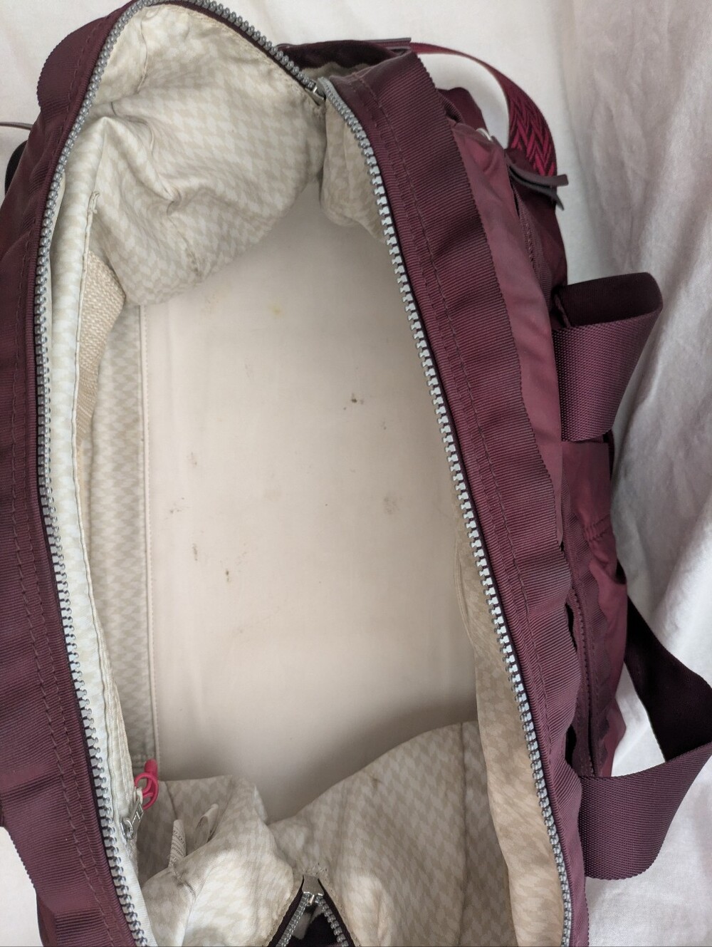 Lululemon Gym to Win Duffle Bag Burgundy Rare - Picture 10 of 13